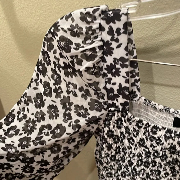 NWOT Aakaa woman’s black and white flowered dress - Picture 5 of 9